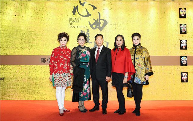 從左至右:中國戲劇梅花獎得主曾慧,國家一級演員陳韻紅,陳卓林陸倩芳伉儷,廣東省戲劇家協會第十屆副主席蔣文端 從左至右:中國戲劇梅花獎得主曾慧,國家一級演員陳韻紅,陳卓林陸倩芳伉儷,廣東省戲劇家協會第十屆副主席蔣文端